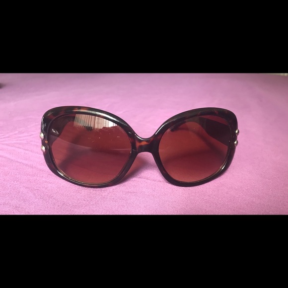 Sunglasses ✨$5 add on✨ - Picture 4 of 6